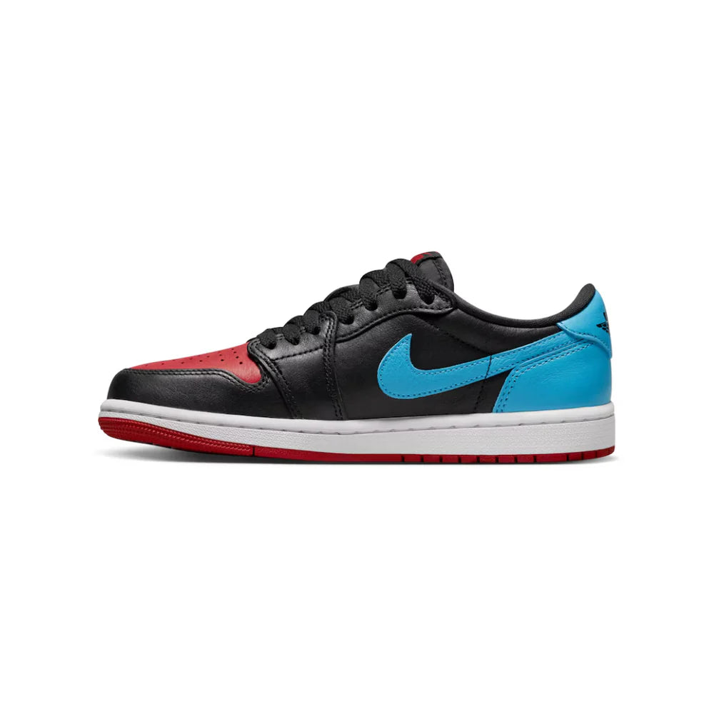 Jordan 1 Low OG NC to Chi indulges in a “Black/Dark Powder Blue/Gym Red” color combination that nods to Michael Jordan’s journey from the University of North Carolina to the Chicago Bulls, available at Cop Underdog In-store and ready to ship.