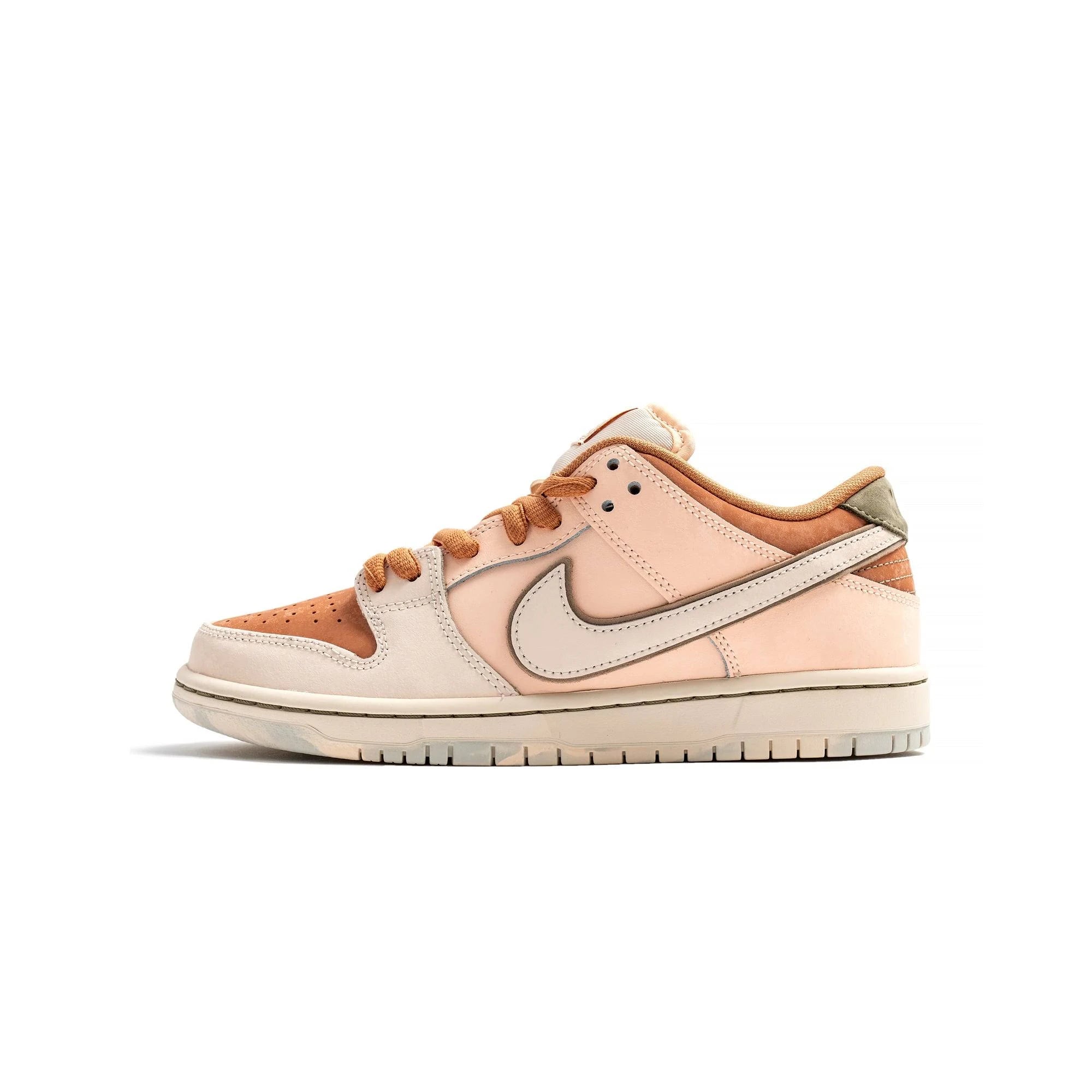 This SB Dunk Low Trocadéro Gardens inspired by Paris’ Trocadero Gardens, is styled with soft textured nubuck uppers, a perforated toe box and a patterned rubber outsole influenced by the gardens’ architectural aesthetic, available at Cop Underdog In-store and ready to ship.